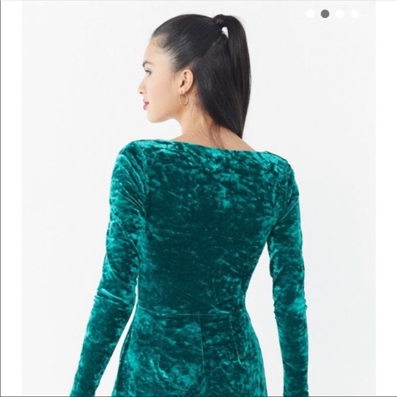 NWT urban outfitters sasha green velvet romper size small - Picture 3 of 5